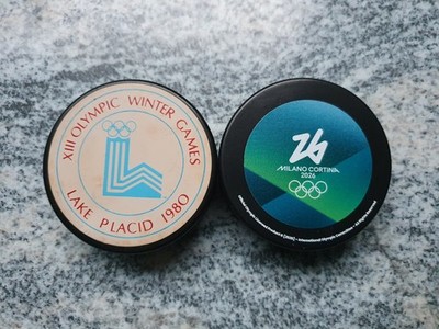 2 Eishockey Pucks Olympic Games 1980  (Czechoslovakia) und 2026 (Tschechien)