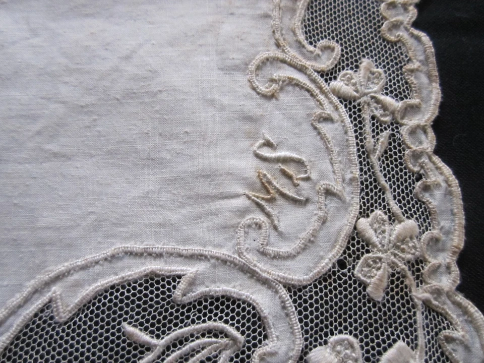 Ancien mouchoir en lin ,tulle brodé main monogramme M.S. - Photo 3/4