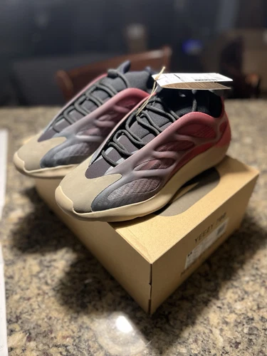 Taglia 11 Adidas Yeezy 700 V3 Fade Carbon