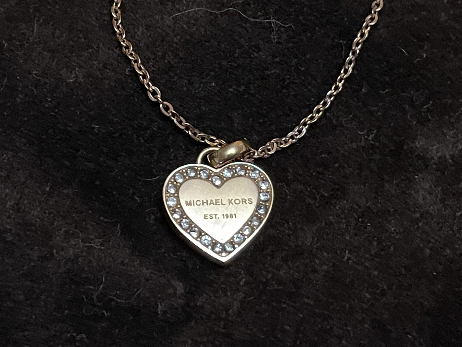 Collana con ciondolo cuore pavè tono oro rosa Michael Kors MKJX3971791