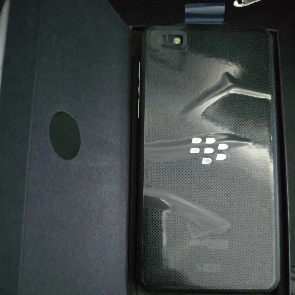BlackBerry Z10 - 16 GB - Black (Verizon) - Image 2 of 3