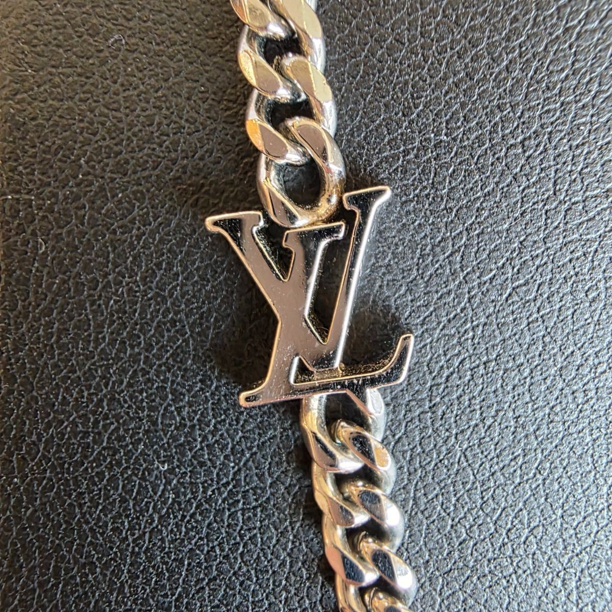 LOUIS VUITTON Monogram Raw Logo Kihei M01490 Metal Chain Necklace Silver Pouch