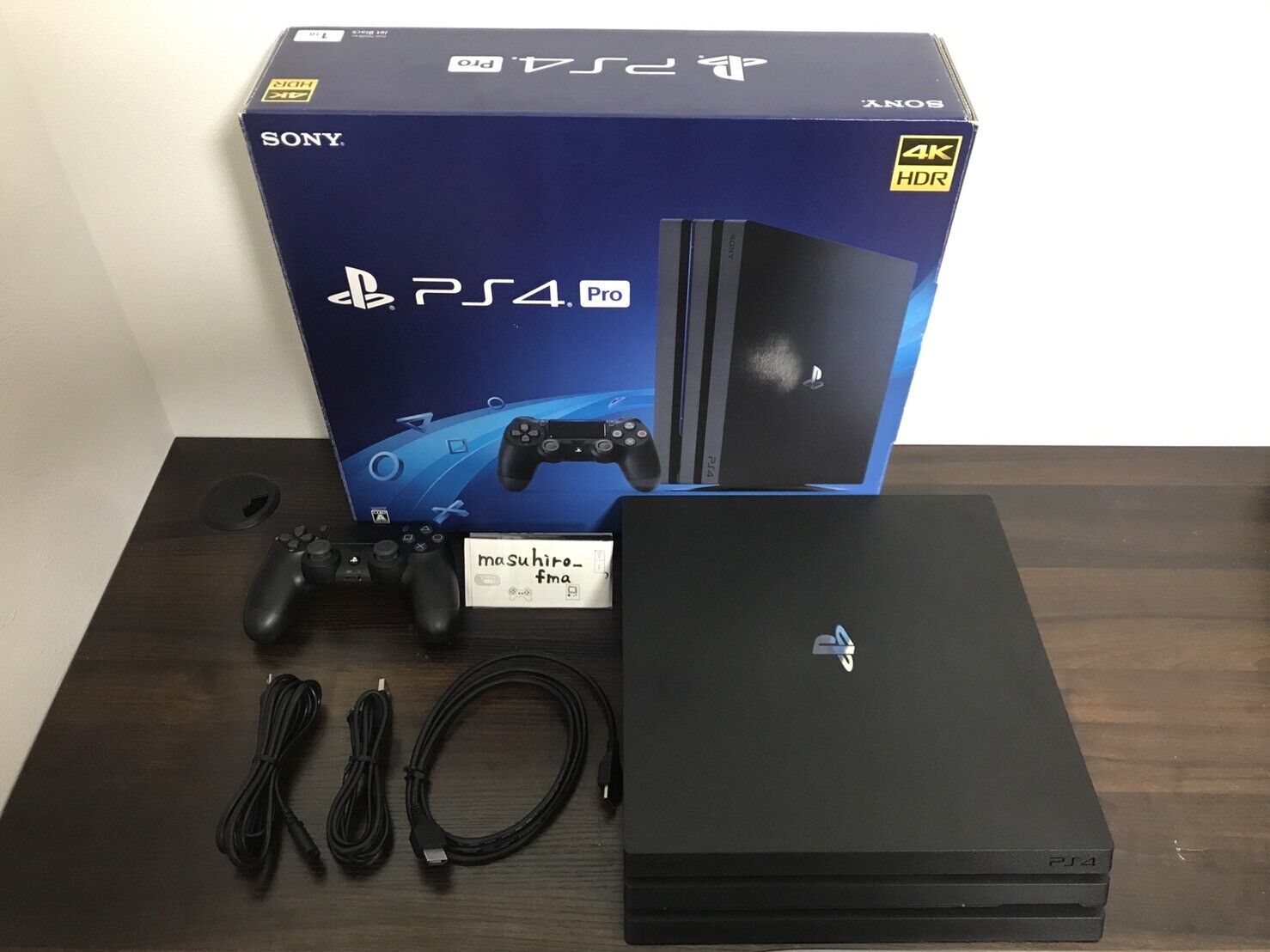 美品 SONY PS4 pro CUH-7200BB01 本体 4K HDR対応-