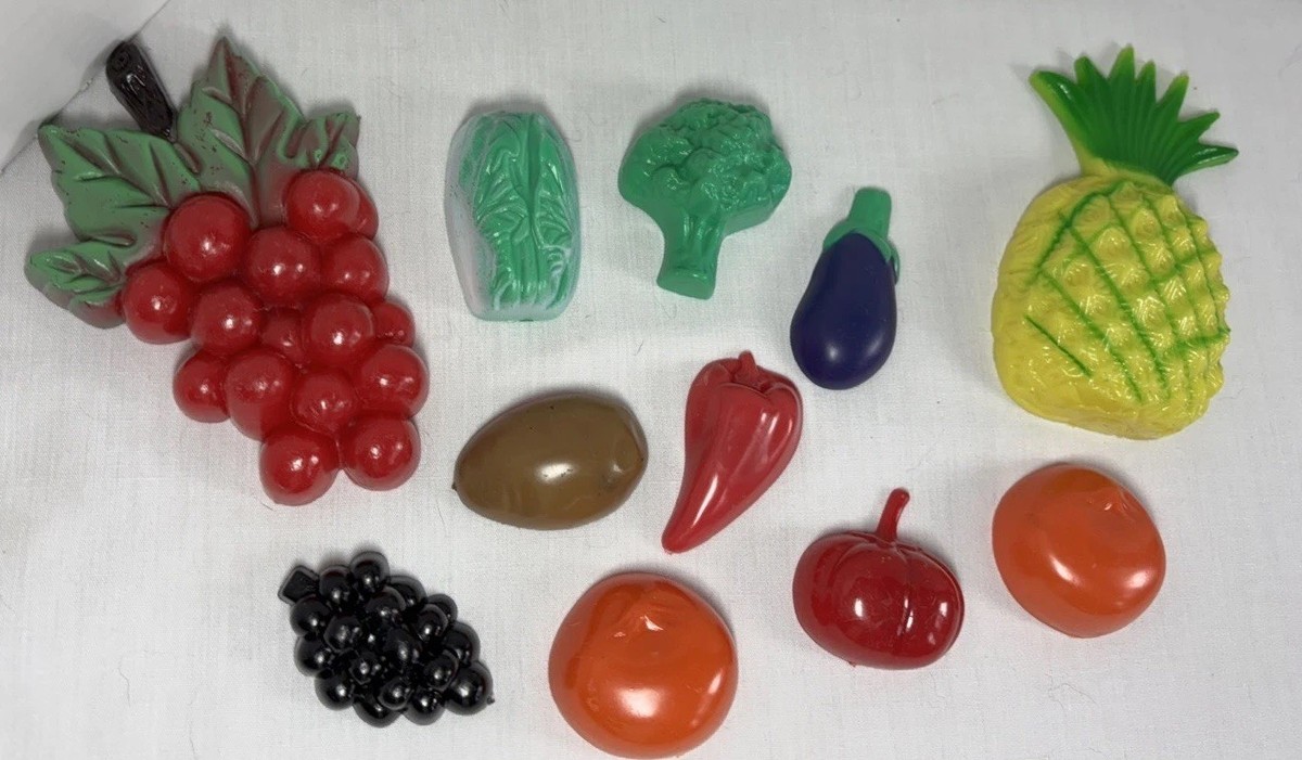  Fruits & Vegetables オブジェ　グレープ Vintage 12 Refrigerator Magnets FRUIT & VEGETABLES Kitschy Kitchen