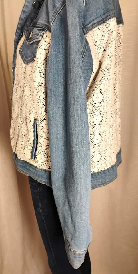 Rafaella Sport Floral Lace Panel Boho Chic Lt Wash Denim Jean Jacket Sz 10 Mom - Image 2 of 4