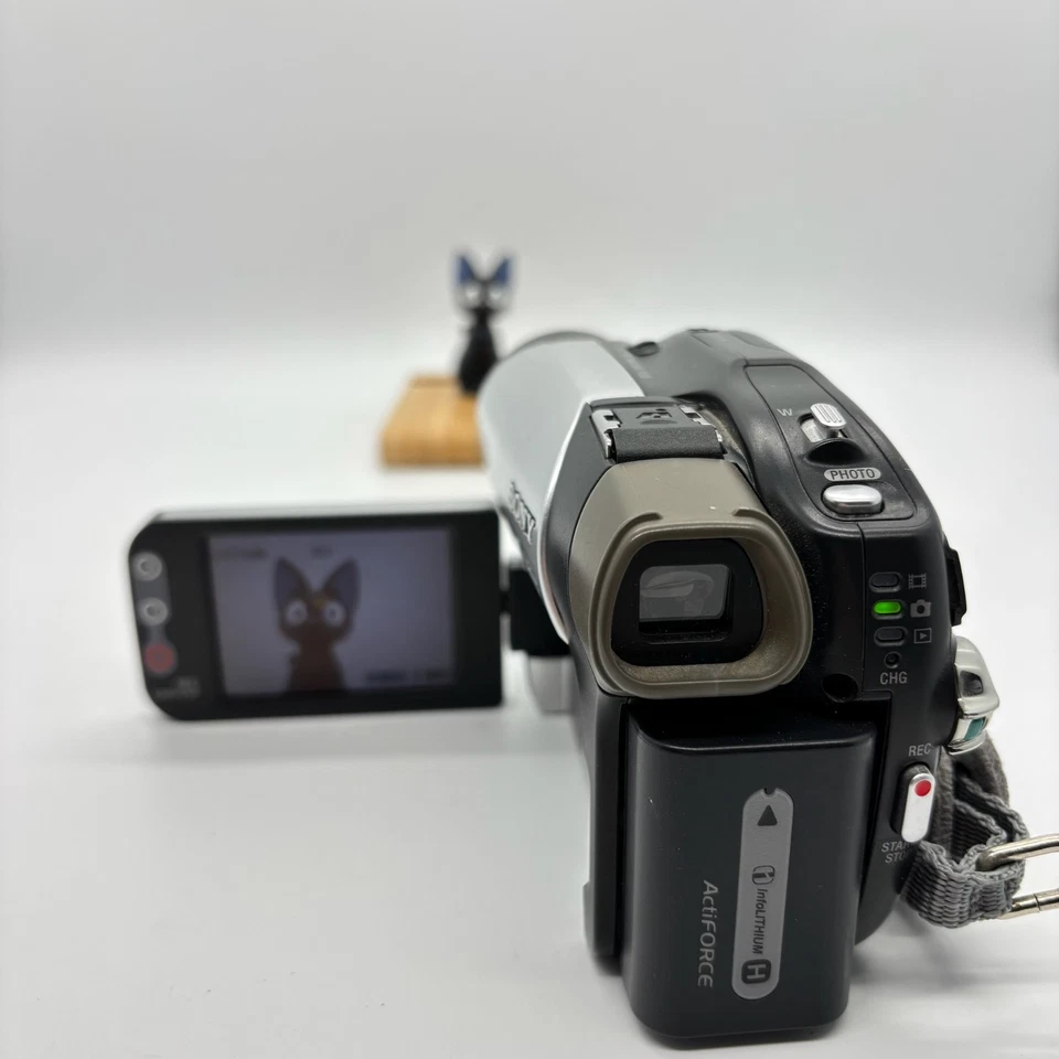 Sony Handycam DCR-DVD602E Mini DVD Camcorder w Battery & Charger Night Shot - Image 2 of 4