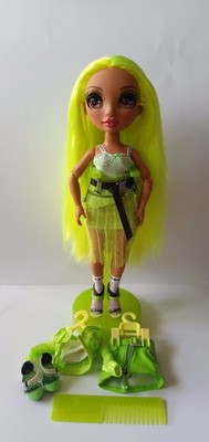 Rainbow High Modepuppe 2020er Serie Karma Nichols Neongrün Top Zustand!! 