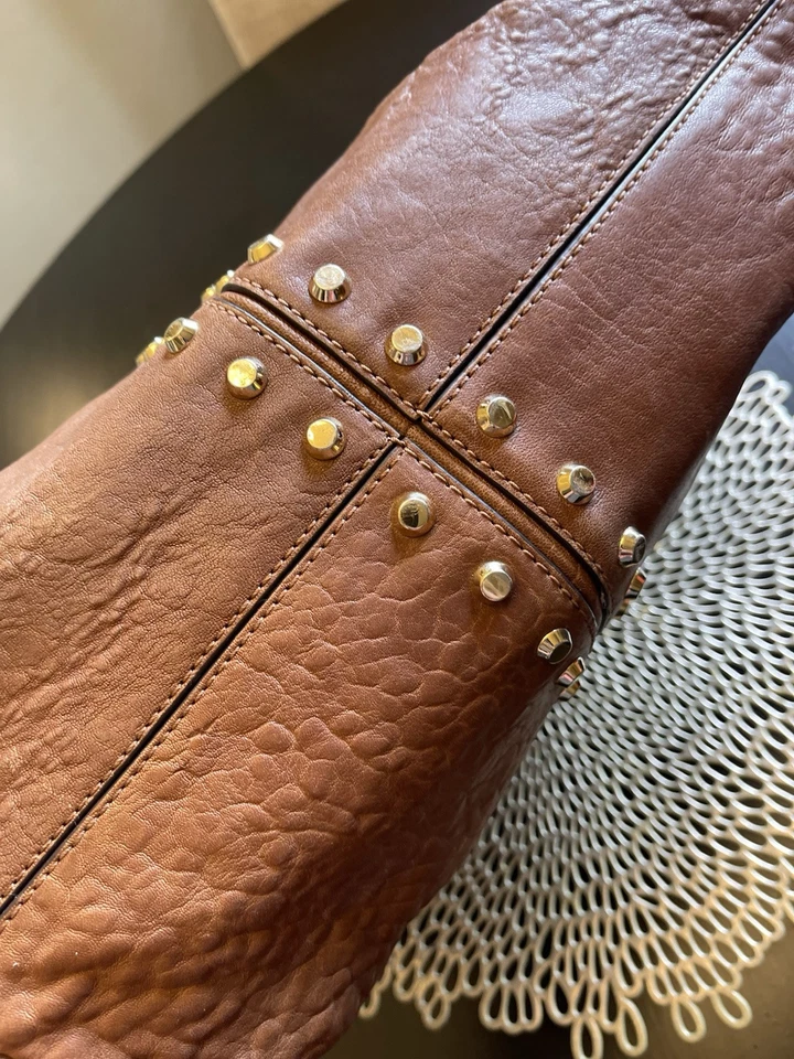 Bolsa tote Michael Kors Uptown Astor cravejada couro marrom corrente grande feminina - Imagem 2 de 4