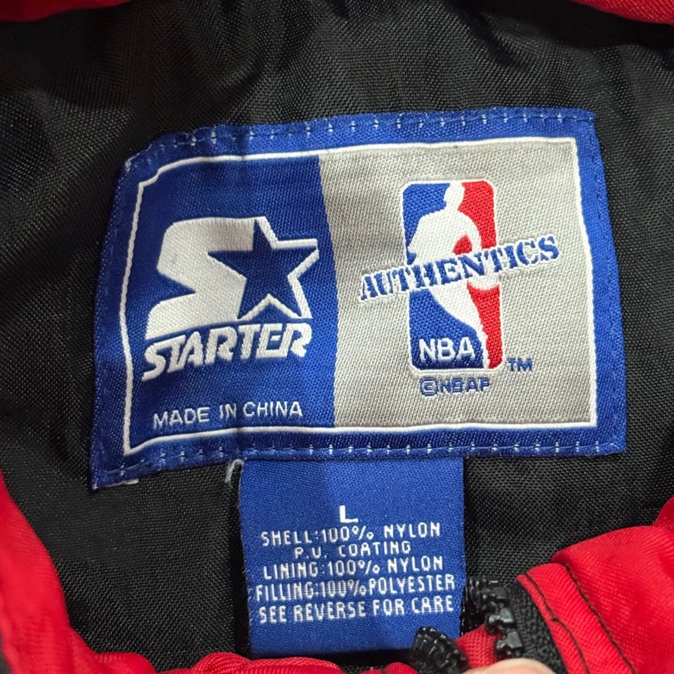 Vintage 90s Starter Chicago Bulls NBA Puffer Jacket Youth L Black Red Spellout - Image 4 of 4