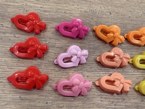 Lotto fermagli per capelli vintage plastica a scatto TUTTI i nastri fiocco cuore 26pz - Foto 2 di 5