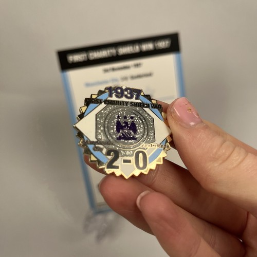 Manchester City MCFC FC Victoria Pins Pin Insignia y Tarjeta 1937 1er Escudo de Caridad Ganar - Imagen 3 de 4