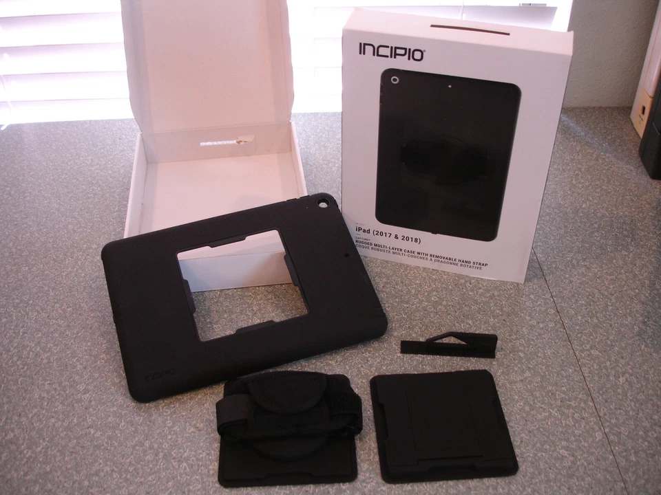 Funda resistente multicapa Incipio iPad 2017-2018 con correa de mano extraíble, negra Foto 3 de 4