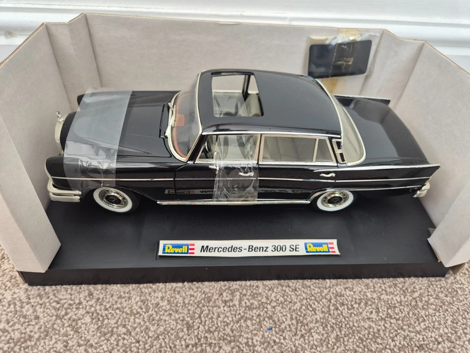 1/18 REVELL CLASSIC BLACK MERCEDES BENZ 300SE DIECAST CAR 08910 BOXED SPECIAL - Image 3 of 4