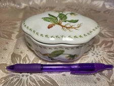 Takahashi San Francisco porcelain trinket box scallop yellow cowslip  4.2 in