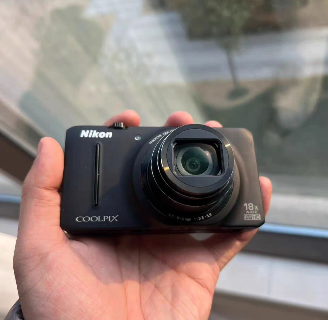 Nikon COOLPIX S9300 16.0MP Digital Camera 18x Optica Zoom Black