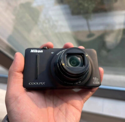 Nikon COOLPIX S9300 16.0MP Digital Camera 18x Optica Zoom Black