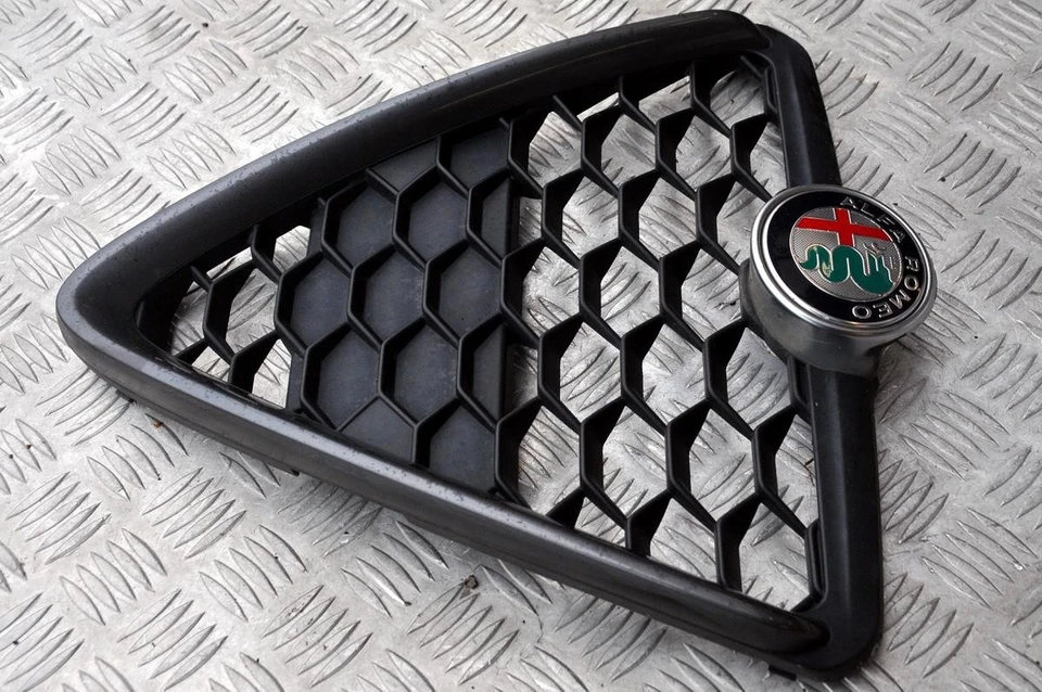 Parrilla delantera Alfa Romeo Giulietta Facelift 2016-2020 156109980 con placa Foto 2 de 4