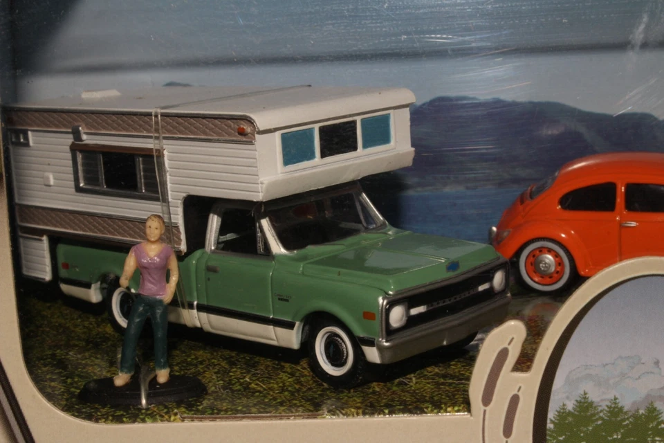 Greenlight Campsite Cruisers, 1970 Chevy Cheyenne, VW Samba Bus, VW Beetle - Imagem 3 de 4