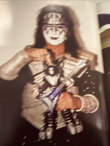 KISS Alive Worldwide Photo Special Magazine #1 English Edition 1998 - Picture 11 of 12