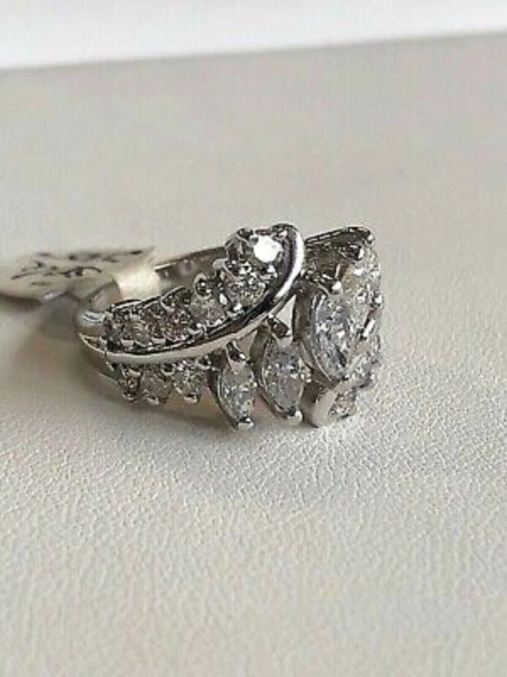 Alianza de diamantes de corte marquesa de 2 quilates con acabado de oro blanco de 14 quilates para mujer Foto 3 de 3