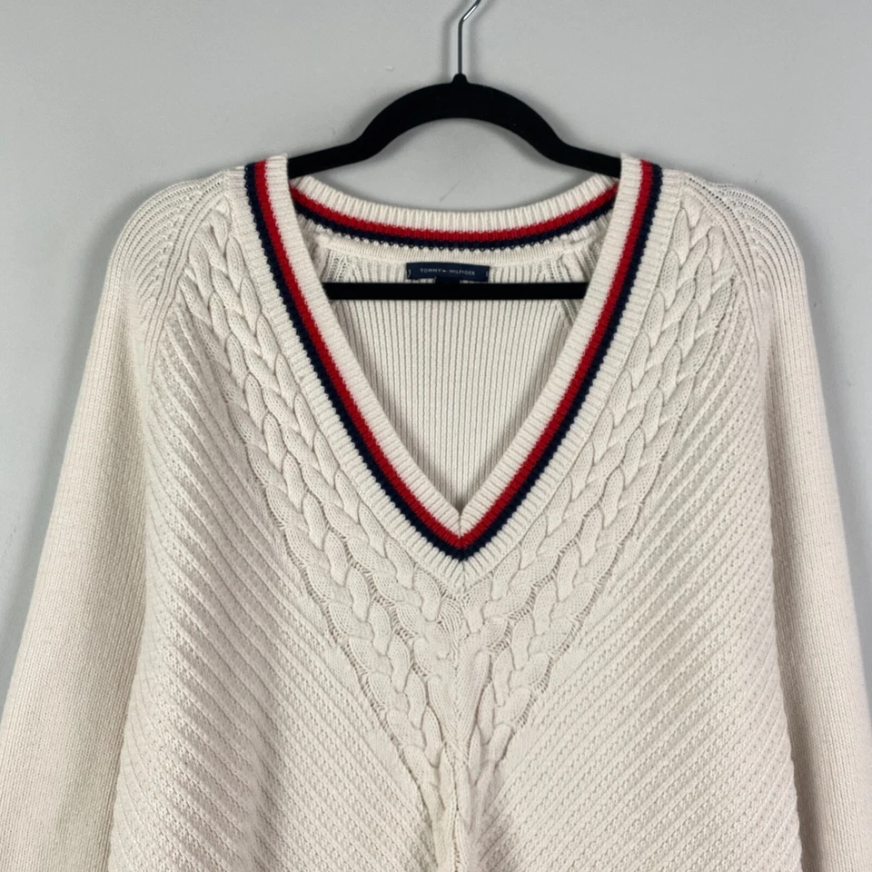 Suéter Tenis Tommy Hilfiger Tejido con Cable Cuello en V Talla XL Rojo Marfil y Azul Foto 2 de 4