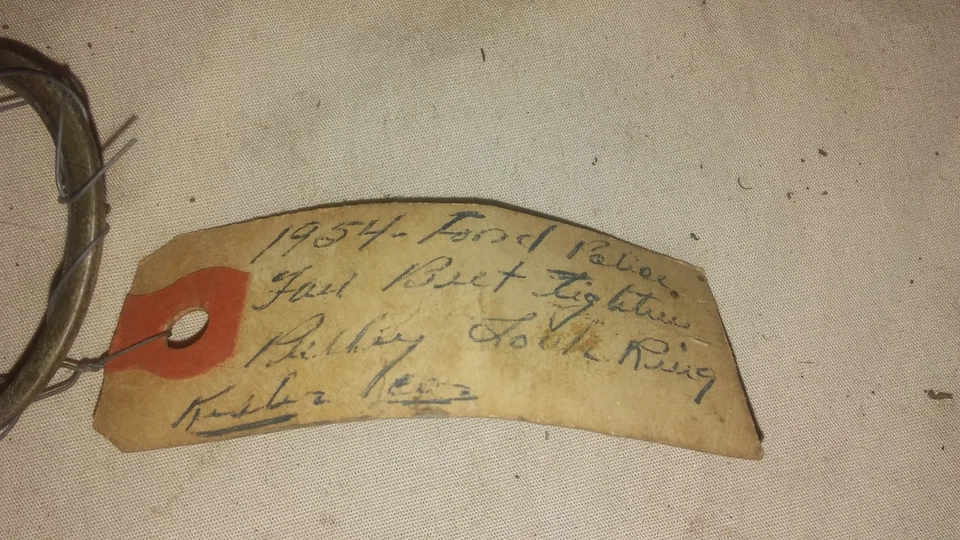 Anillo de bloqueo de coche de policía Ford 1954 nuevo en stock Foto 2 de 3