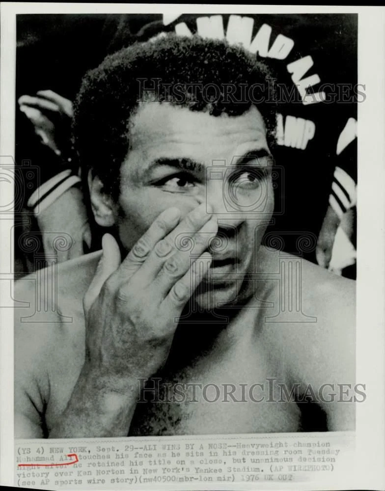 1976年 ニューヨークで優勝した後、ドレッシングルームでプレスフォト Muhammad Ali - 画像1/2