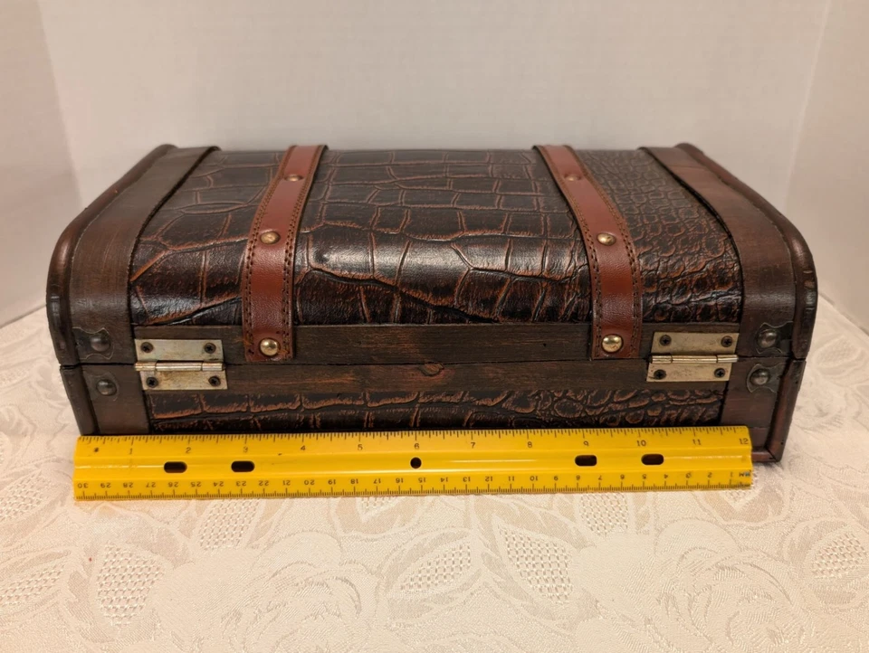 Baúl decorativo de cuero sintético y madera patrón de cocodrilo y detalle de correa Foto 4 de 4