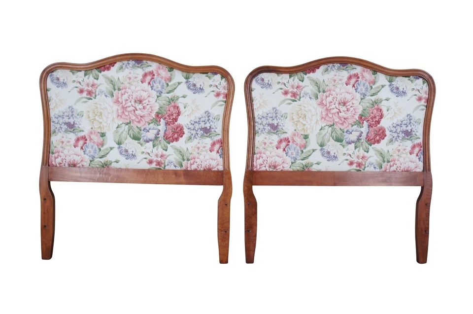 Camas dobles y sillón tapizado floral caoba provincial francés de mediados de siglo Foto 2 de 4