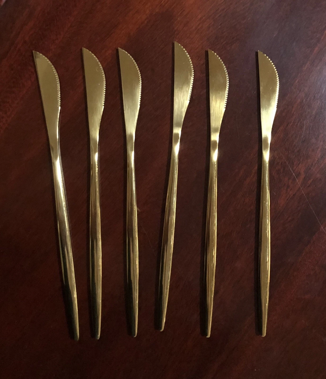Set of 6 Modern Gold Metal Flatware 9” Serrated Knives Contemporary Design
Opens in a new window or
