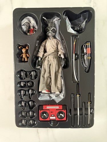 Mezco Gomez - Lone Roach & Grub 6.7 inch Action Figure - 77409 - Picture 2 of 3