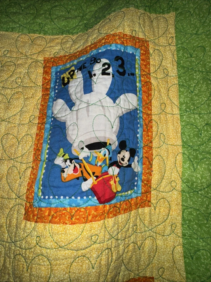 Edredón casero Mickey and Friends 42”x 63” tela de algodón Foto 4 de 4