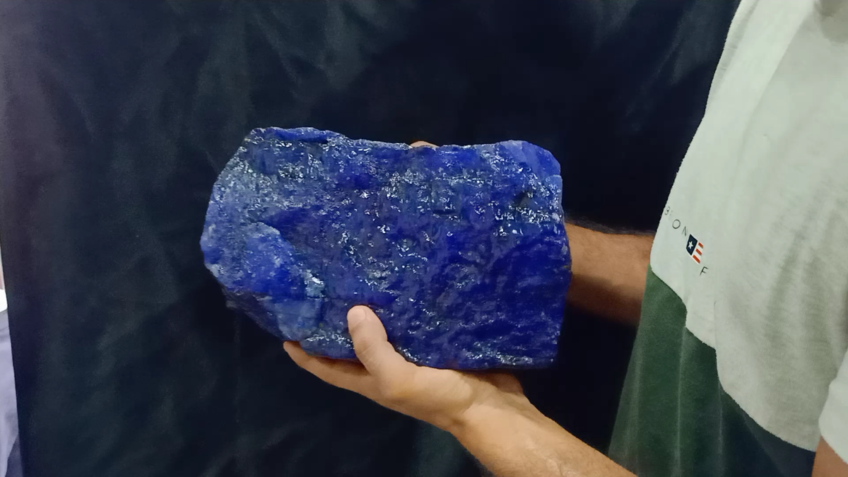 DYED 20000.00 /4Kg Blue Sapphire Uncut Rough Certified/150mm