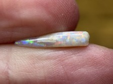 Coober Pedy fossiler Opal Belemnit 1,2 ct mit viel Feuer