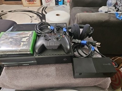 Microsoft Xbox One Console 1540 500GB Console Black Bundle & 2 Games & Headset 