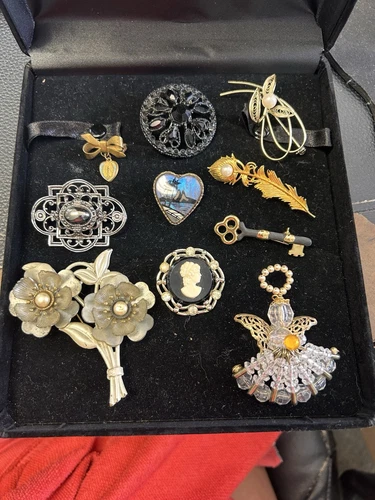 Avon plus Unmarked Vintage Brooches Pins Jewelry Costume