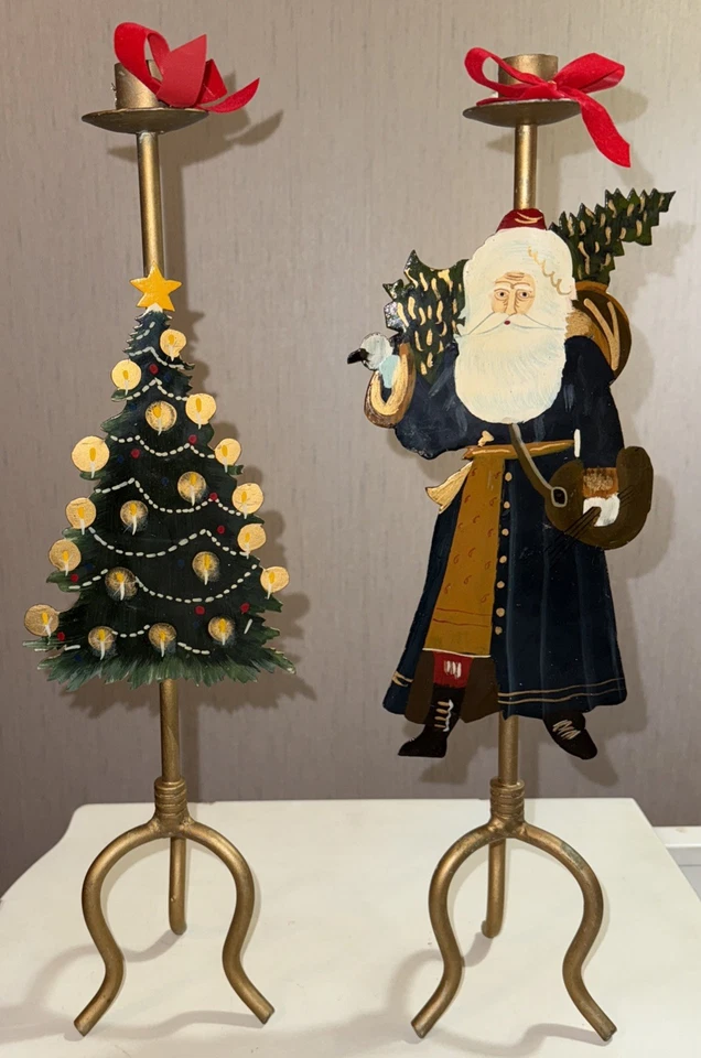 Par de candelabros de Navidad de metal de arte popular vintage Papá Noel y árbol pintados a mano Foto 2 de 4