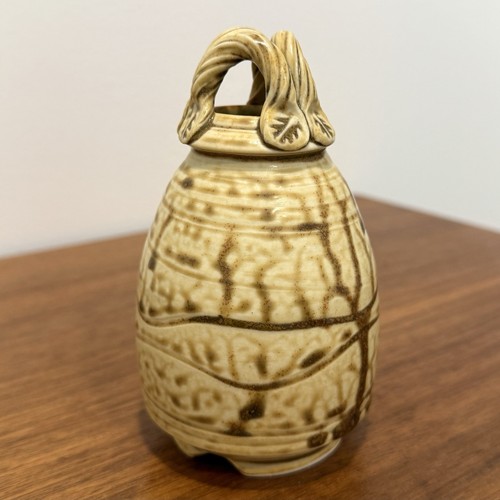 Marcia Bugg NC Studiokeramik Blumenknospe Vase 5" salbeigrün Tropfglasur Blatt