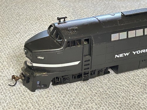 ROCO HO Baldwin RF-16 Sharknose Diesel Locomotive #1209 New York Central - Picture 4 of 11