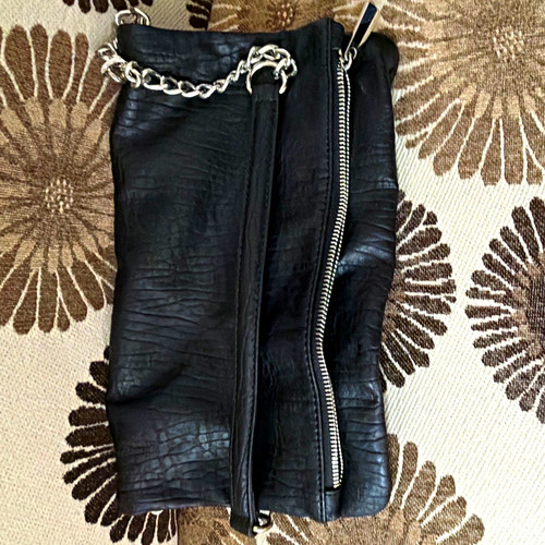 Women’s Black Medium Crossbody Bag Zip Closure Silver Chain Strap Detachable