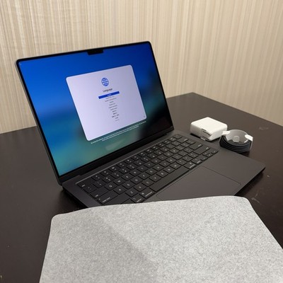 NEVER USED - Apple MacBook Pro 14'' M5 chip 32GB RAM 1TB SSD - Space Black