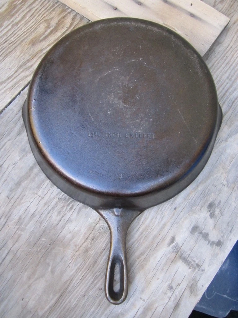 Vintage Unmarked Wagner No. 10 11 3/4" cast iron skillet stamped "R"
