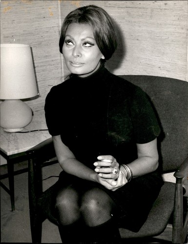 CGE49 1967 Original Photo GORGEOUS ITALIAN ACTRESS SOPHIA LOREN PRESCRIBED REST