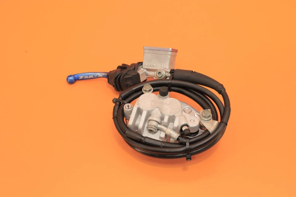 2003 03-04 YZ450F YZ 450F OEM Pinza de freno delantera Soporte Cilindro maestro Manguera Foto 3 de 4