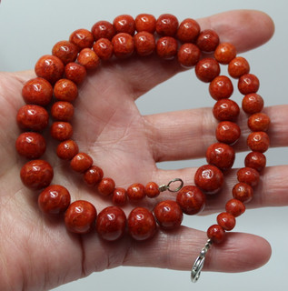 Ancien Collier de Perles de Corail Gorgone en Chute L.45 cm