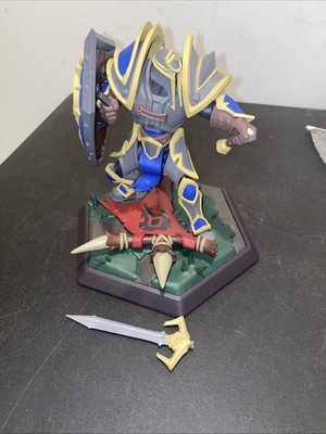 2019 BlizzCon World Of Warcraft Human Footman 25th Annive Statue Broken Sword