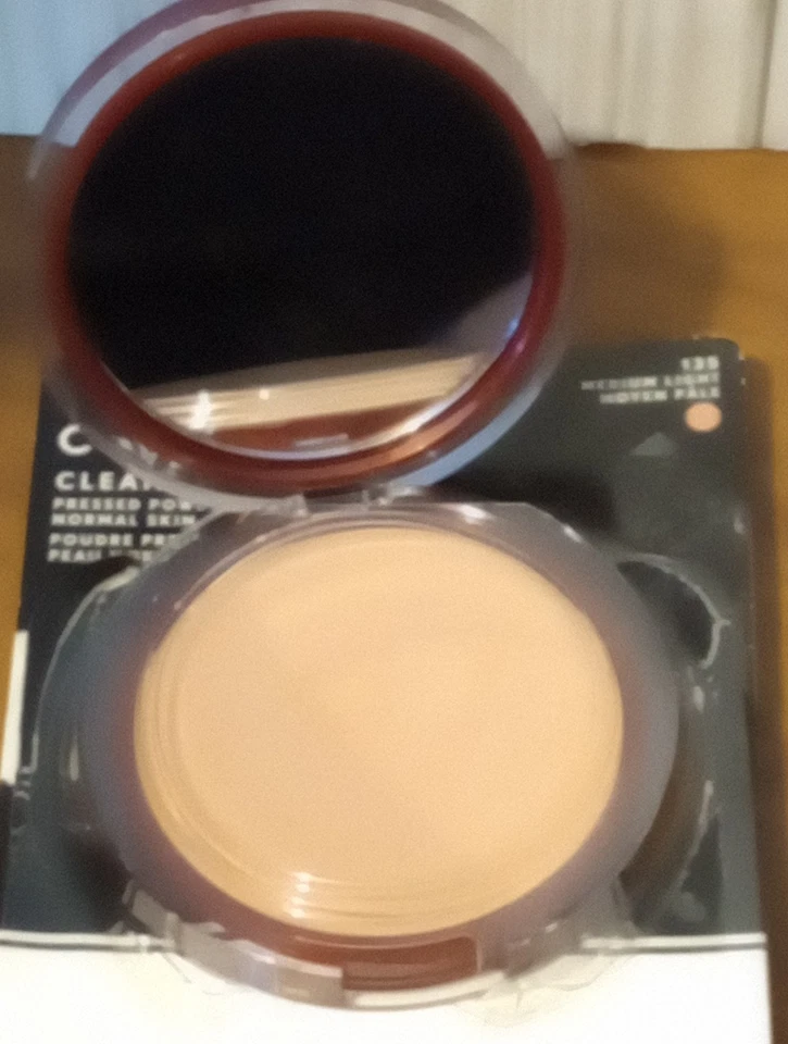 COVERGIRL Clean Invisible Pressed Powder, Medium Light 135 - Image 3 of 4
