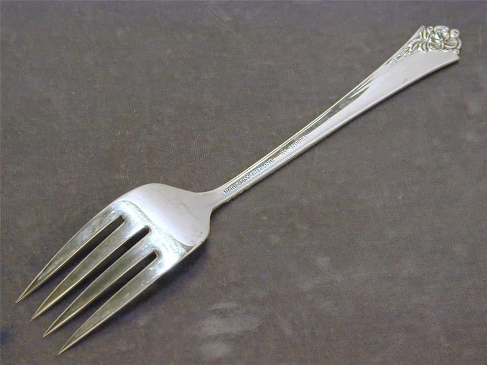 Tenedor de ensalada Oneida Damasco Rosa Esterlina 6 1/2” ~ Diente Ranura ~ 1946 Plata 925 Sólida Foto 3 de 4