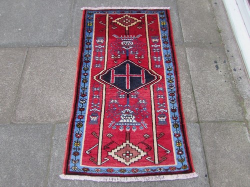 Tapis Oriental Gabbeh En Laine Rouge – Fait Main – 113x85cm – Vintage Papillons
