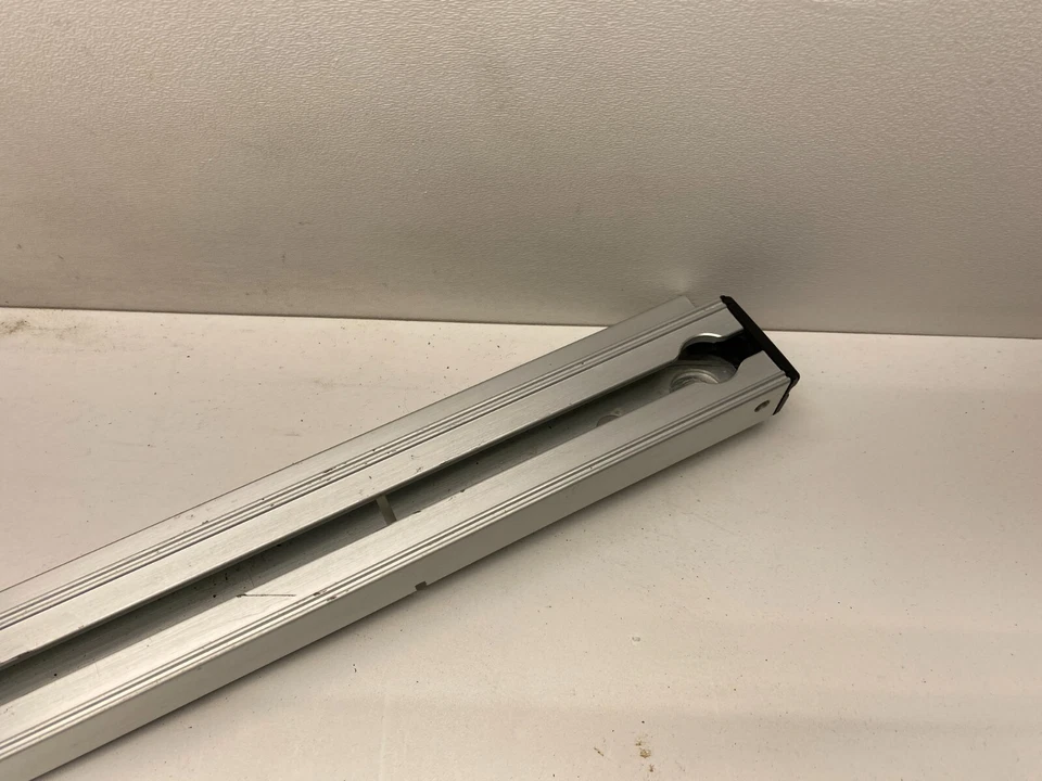 2010-2012 CADILLAC SRX compartimento de carga traseiro direito piso caminhão roda fabricante de equipamento original - Imagem 4 de 4